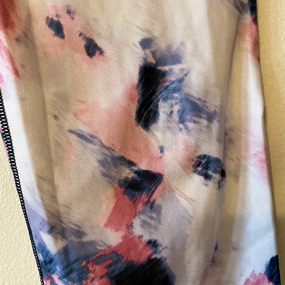 🔥 GAP Fit | Blue/White/Pink Abstract Print Sculpt Compression Capris Sz Med - Picture 8 of 8